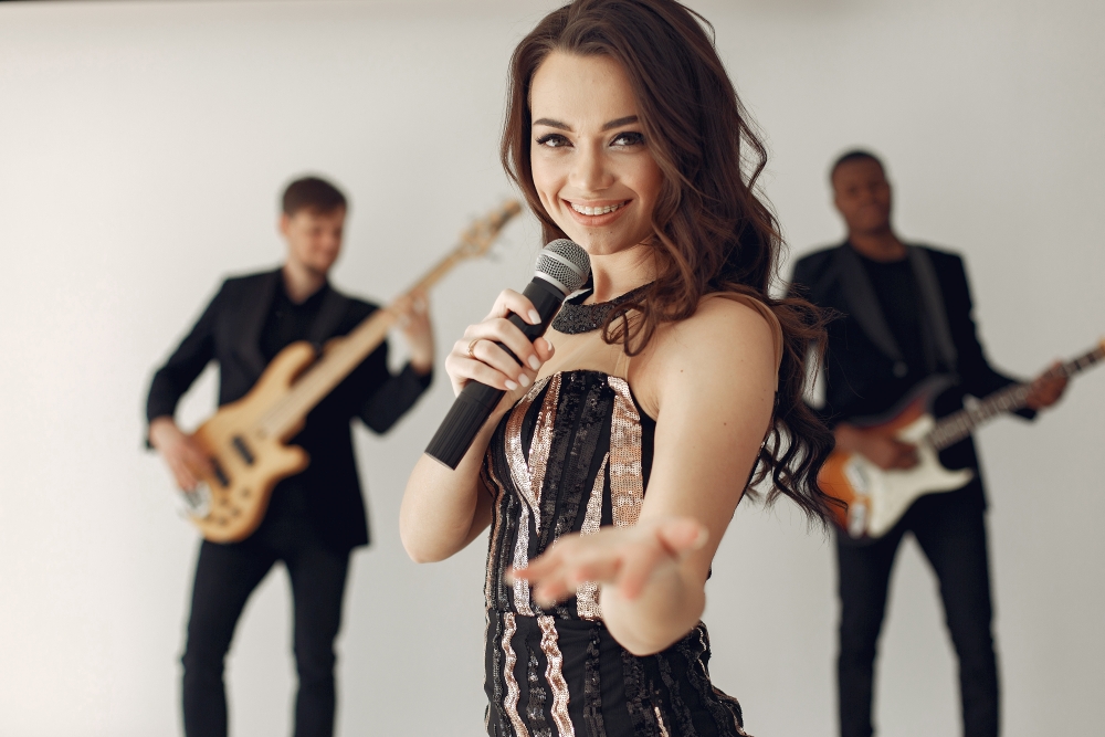 Sängerin mit Band bei einer Musikproduktion